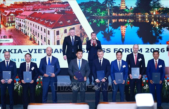 Thủ tướng Lê Minh Hưng và Thủ tướng Slovakia Robert Fico chứng kiến trao thoả thuận hợp tác giữa doanh nghiệp hai nước. Ảnh: Dương Giang - TTXVN 