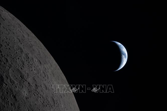 Hình ảnh Mặt Trăng (trái) và Trái Đất nhìn từ tàu vũ trụ Orion trong sứ mệnh Artemis II, ngày 6/4/2026. Ảnh: THX/TTXVN
