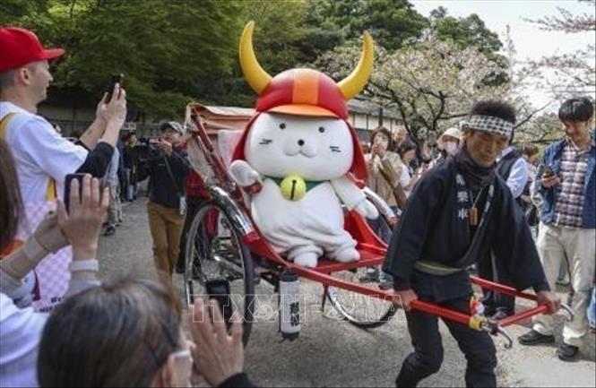 Hikonyan – linh vật chú mèo đội mũ giáp samurai tại sự kiện kỷ niệm sinh nhật lần thứ 20 ở thành phố Hikone, tỉnh Shiga, Nhật Bản ngày 13/4/2026. Ảnh: Kyodo/TTXVN