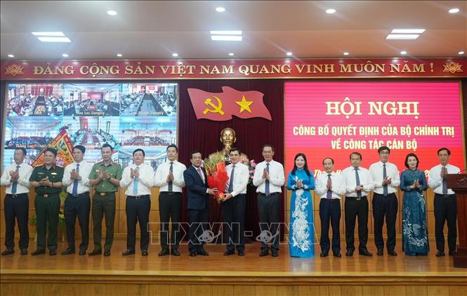 Ban Thường vụ Tỉnh ủy Thanh Hóa chúc mừng Thượng tướng Lê Đức Thái, Ủy viên Trung ương Đảng, Bí thư Tỉnh ủy Thanh Hóa nhiệm kỳ 2025-2030. Ảnh: Việt Hoàng - TTXVN

