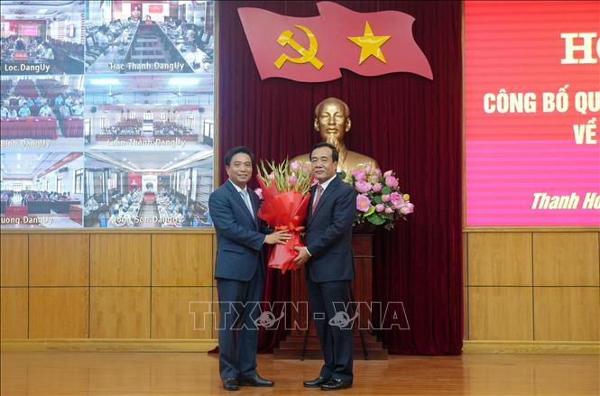 Thượng tướng Nguyễn Doãn Anh, Ủy viên Trung ương Đảng, Phó Chủ tịch Quốc hội chúc mừng Thượng tướng Lê Đức Thái, Ủy viên Trung ương Đảng, Bí thư Tỉnh ủy Thanh Hóa nhiệm kỳ 2025-2030. Ảnh: Việt Hoàng - TTXVN
