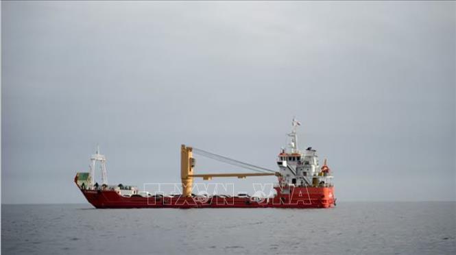 Tàu thủy di chuyển ở eo biển Hormuz, ngoài khơi tỉnh Musandam của Oman, ngày 12/4/2026. Ảnh: REUTERS/TTXVN