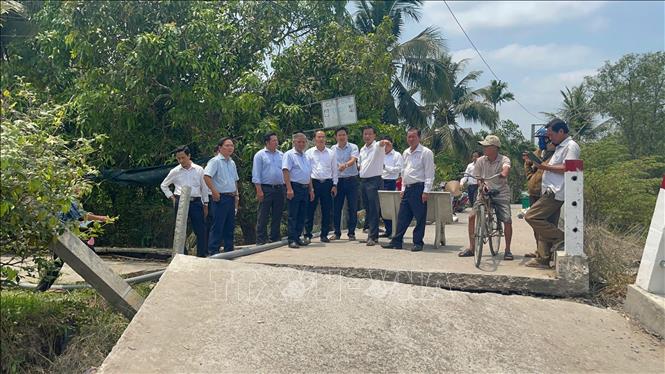 Phó Chủ tịch UBND tỉnh Đồng Tháp Nguyễn Phước Thiện kiểm tra hiện trường vụ sạt lở bờ sông Phú An, xã Bình Phú. Ảnh: Công Trí - TTXVN