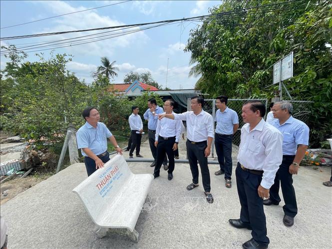 Phó Chủ tịch UBND tỉnh Đồng Tháp Nguyễn Phước Thiện kiểm tra hiện trường vụ sạt lở bờ sông Phú An, xã Bình Phú. Ảnh: Công Trí - TTXVN