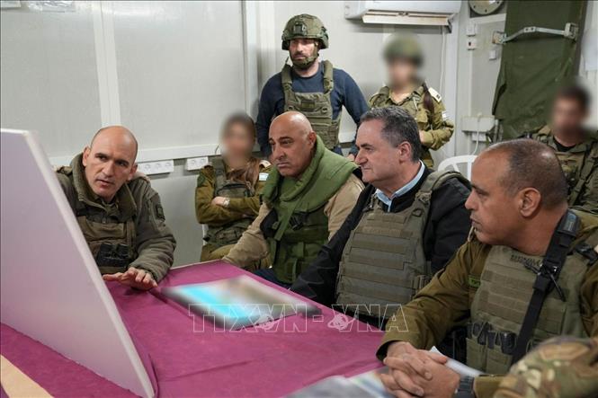 Bộ trưởng Quốc phòng Israel, ông Israel Katz (thứ 2, phải) cho biết quân đội nước này đang tiến hành chiến dịch “Silver Plow” nhằm phá hủy cơ sở hạ tầng của các lực lượng vũ trang tại khu vực biên giới ở miền Nam Liban. Ảnh: Anadolu Agency/TTXVN