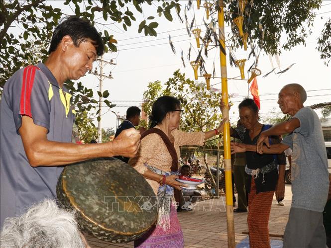 Nghi thức trong lễ cúng miếu Ông Tà. Ảnh: K GỬIH - TTXVN 
