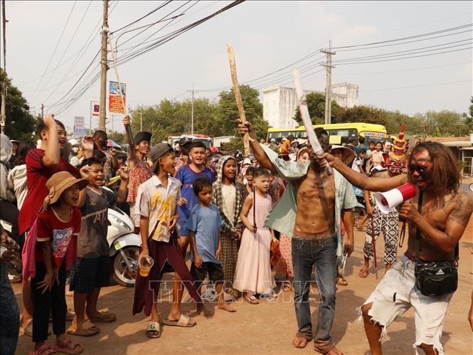 Người dân thực hiện nghi thức xua đuổi tà ma, cầu bình an. Ảnh: K GỬIH - TTXVN 