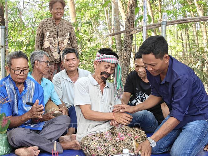 Nghi thức trong lễ cúng miếu Ông Tà. Ảnh: K GỬIH - TTXVN 