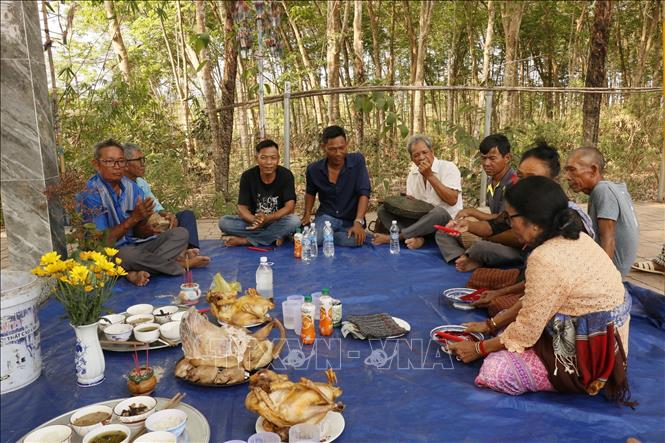 Nghi thức trong lễ cúng miếu Ông Tà. Ảnh: K GỬIH - TTXVN 