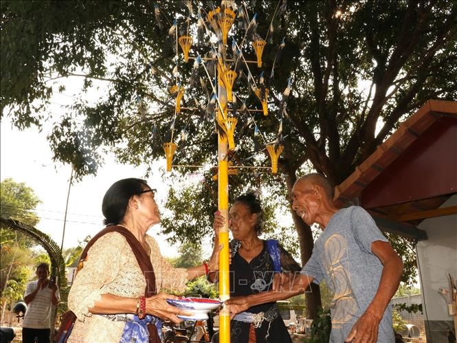 Nghi thức trong lễ cúng miếu Ông Tà. Ảnh: K GỬIH - TTXVN 