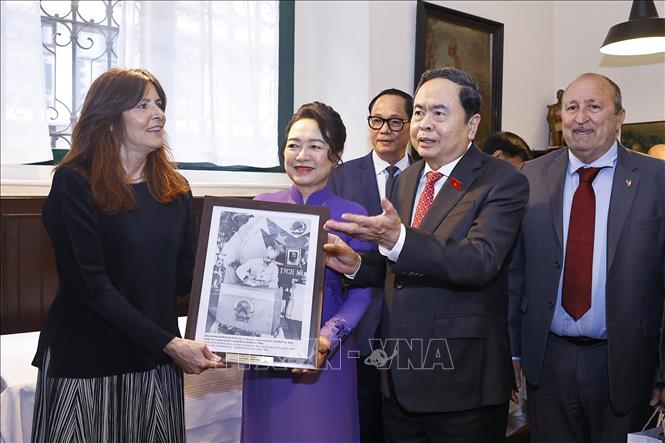 Chủ tịch Quốc hội Trần Thanh Mẫn tặng ảnh Bác Hồ cho nhà hàng Antica Trattoria della Pesa - nơi lưu dấu ấn Chủ tịch Hồ Chí Minh tại thành phố Milan. Ảnh: Doãn Tấn – TTXVN