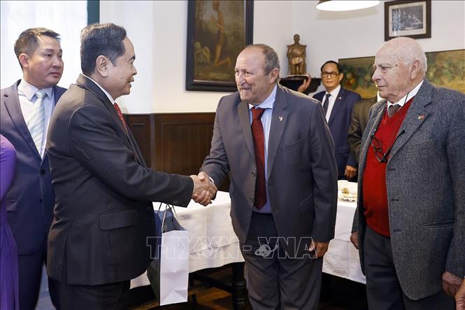 Chủ tịch Quốc hội Trần Thanh Mẫn tặng quà Hội Hữu nghị Italy - Việt Nam tại Milan. Ảnh: Doãn Tấn - TTXVN