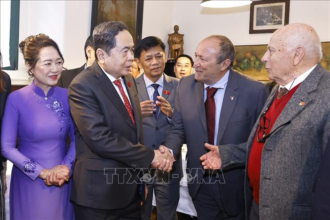 Chủ tịch Quốc hội Trần Thanh Mẫn và Phu nhân với thành viên Hội Hữu nghị Italy - Việt Nam tại Milan. Ảnh: Doãn Tấn – TTXVN