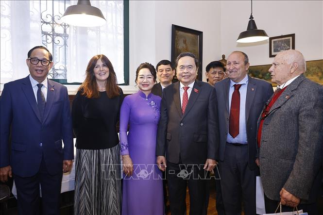 Chủ tịch Quốc hội Trần Thanh Mẫn và Phu nhân với thành viên Hội Hữu nghị Italy - Việt Nam tại Milan. Ảnh: Doãn Tấn – TTXVN