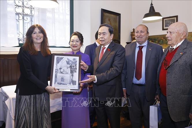 Chủ tịch Quốc hội Trần Thanh Mẫn tặng ảnh Bác Hồ cho nhà hàng Antica Trattoria della Pesa - nơi lưu dấu ấn Chủ tịch Hồ Chí Minh tại thành phố Milan. Ảnh: Doãn Tấn – TTXVN