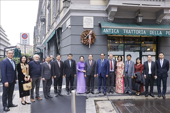 Chủ tịch Quốc hội Trần Thanh Mẫn và Phu nhân với thành viên Hội Hữu nghị Italy - Việt Nam trước nhà hàng Antica Trattoria della Pesa - nơi lưu dấu ấn Chủ tịch Hồ Chí Minh tại thành phố Milan. Ảnh: Doãn Tấn – TTXVN