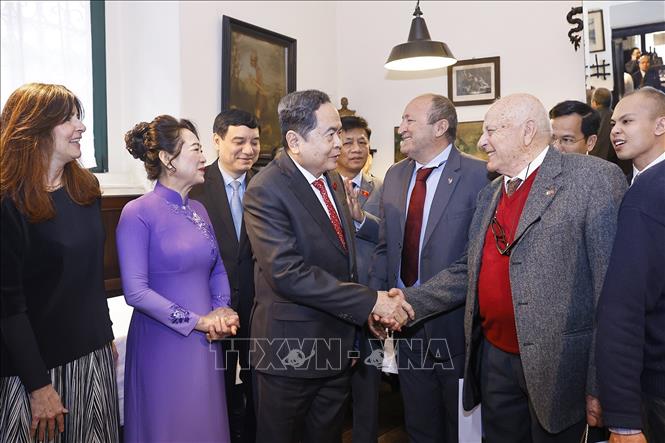 Chủ tịch Quốc hội Trần Thanh Mẫn và Phu nhân với thành viên Hội Hữu nghị Italy - Việt Nam tại Milan. Ảnh: Doãn Tấn – TTXVN