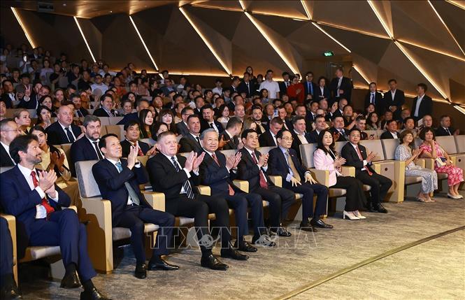 Tổng Bí thư, Chủ tịch nước Tô Lâm và Thủ tướng Cộng hoà Slovakia Robert Fico tham dự chương trình Hòa nhạc hữu nghị Việt Nam - Slovakia. Ảnh: Dương Giang - TTXVN
