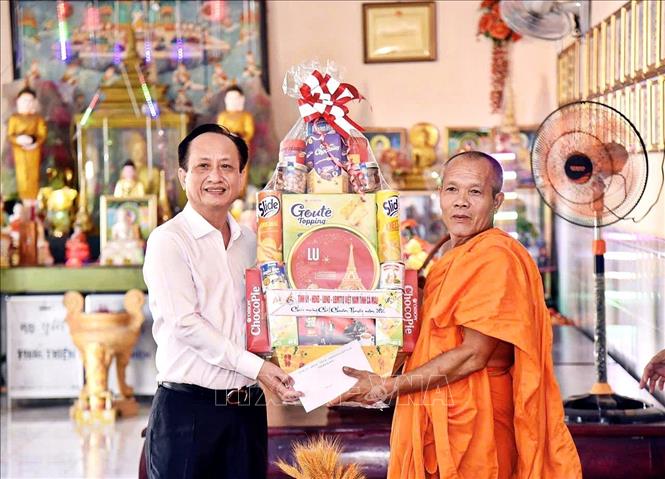 Phó Bí thư Tỉnh ủy, Chủ tịch HĐND tỉnh Cà Mau Phạm Văn Thiều tặng quà Trụ trì chùa Đìa Chuối nhân dịp Tết Chôl Chnăm Thmây. Ảnh: Chanh Đa-TTXVN
