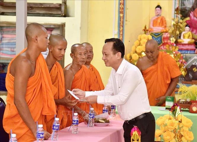 Phó Bí thư Tỉnh ủy, Chủ tịch HĐND tỉnh Cà Mau Phạm Văn Thiều tặng quà của tỉnh cho Ban Quản trị, Ban Hoằng pháp chùa Đìa Muồng. Ảnh: Chanh Đa-TTXVN
