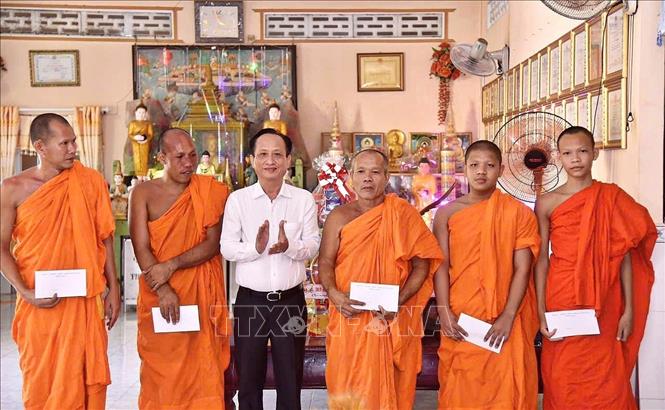 Phó Bí thư Tỉnh ủy, Chủ tịch HĐND tỉnh Cà Mau Phạm Văn Thiều tặng quà của tỉnh cho Ban Quản trị, Ban Hoằng pháp chùa Đìa Chuối. Ảnh: Chanh Đa-TTXVN

