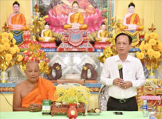 Phó Bí thư Tỉnh ủy, Chủ tịch HĐND tỉnh Cà Mau Phạm Văn Thiều biểu dương những đóng góp tích cực của các vị sư sãi, đồng bào Khmer trong sự phát triển chung của tỉnh. Ảnh: Chanh Đa-TTXVN
