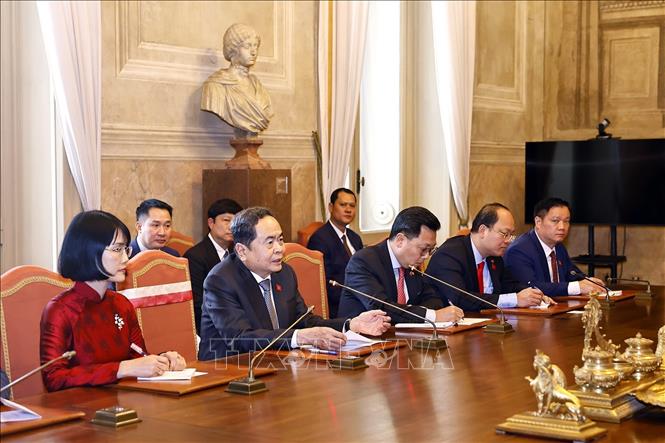  Chủ tịch Quốc hội Trần Thanh Mẫn phát biểu tại cuộc tiếp Thị trưởng thành phố Milan. Ảnh: Doãn Tấn – TTXVN