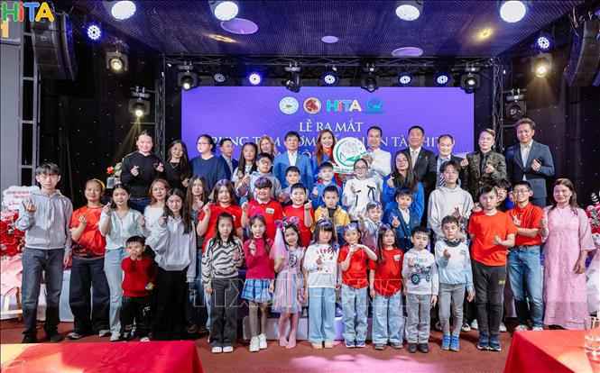 Các học sinh thuộc Trung tâm Ươm mầm Hiền tài (HITA) tại lễ ra mắt. Ảnh: Việt Thắng - PV TTXVN tại Séc