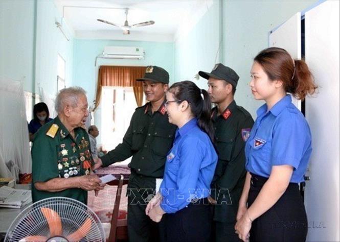 Cán bộ, chiến sĩ Trung đoàn Cảnh sát cơ động Nam Trung Bộ (Bộ Tư lệnh Cảnh sát Cơ động, Bộ Công an) trao tặng quà cho người có công với cách mạng, các đồng chí cựu thanh niên xung phong có hoàn cảnh khó khăn. Ảnh: TTXVN phát