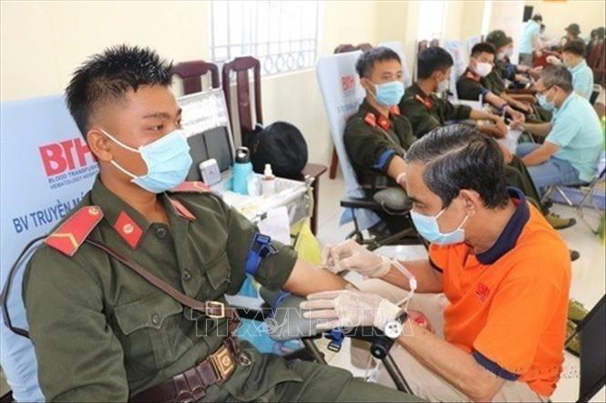 Chiến sĩ Trung đoàn Cảnh sát cơ động Đông Nam thành phố Hồ Chí Minh hiến máu tình nguyện (16/5/2021). Ảnh: Đức Hạnh - TTXVN