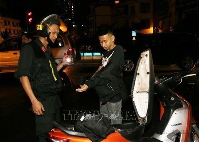 Cảnh sát cơ động kiểm tra hành chính người điều khiển phương tiện giao thông trên tuyến đường Bưởi, Ba Đình, Hà Nội. Ảnh: Doãn Tấn - TTXVN