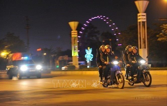 Các chiến sĩ Cảnh sát cơ động Ninh Bình tuần tra ban đêm nhằm đảm bảo an ninh trật tự cho người dân. Ảnh: Minh Đức -TTXVN