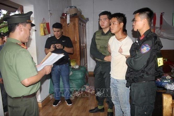 Lực lượng Cảnh sát cơ động tham gia bắt giữ đối tượng tuyên truyền thông tin, tài liệu vật phẩm chống Nhà nước tại Hòa Bình. Ảnh: TTXVN phát