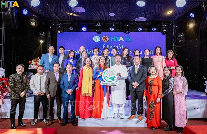 Các thầy cô, và đại diện Hội Văn hóa Nghệ thuật Việt Nam và Liên hiệp Hội người Việt Nam tại CH Séc tại buổi ra mắt Trung tâm. Ảnh: Việt Thắng - PV TTXVN tại Séc