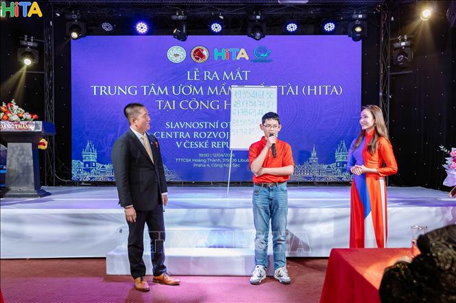 Bà Lụa Tranova, Giám đốc Trung tâm tại CH Séc trong phần giao lưu với một học sinh của Trung tâm Ươm mầm Hiền tài (HITA). Ảnh: Việt Thắng - PV TTXVN tại Séc