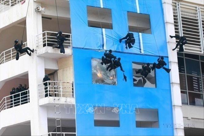 Lực lượng Cảnh sát cơ động diễn tập phương án đu dây tiếp cận khu vực có khủng bố để giải cứu con tin, tại buổi diễn tập phương án bảo vệ Đại hội Đảng toàn quốc lần thứ XII. Ảnh: Doãn Tấn - TTXVN