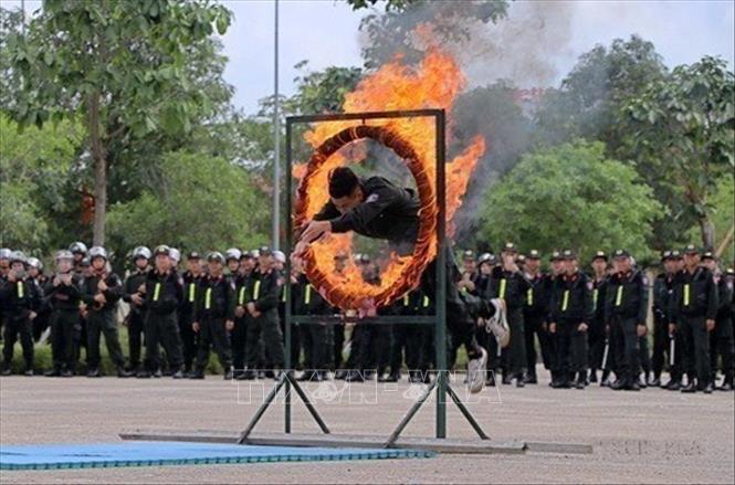 Chiến sĩ Tiểu đoàn Cảnh sát cơ động dự bị chiến đấu Công an tỉnh Hòa Bình biểu diễn thực chiến. Ảnh: Thanh Hải - TTXVN
