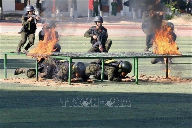 Các học viên Bộ Tư lệnh Cảnh sát cơ động (Bộ Công an) báo cáo kết quả huấn luyện tại Lễ bế giảng khóa học viên đào tạo chính quy các trường Công an nhân dân năm học 2024 - 2025. Ảnh: Lê Xuân - TTXVN