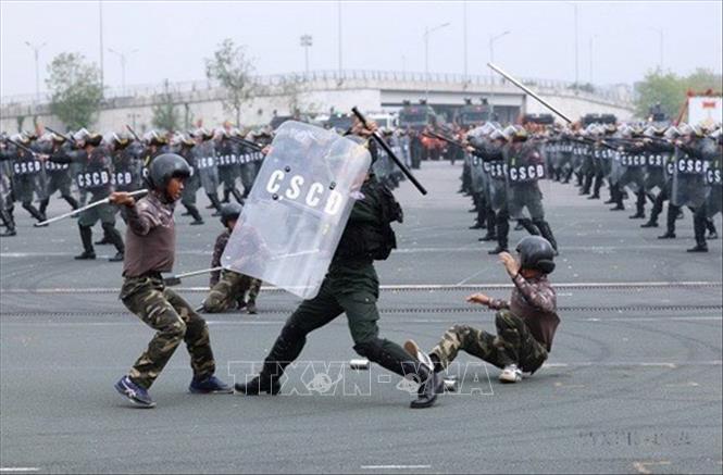 Lực lượng Cảnh sát cơ động thực hiện tình huống giả định trấn áp bạo loạn. Ảnh: Dương Giang - TTXVN