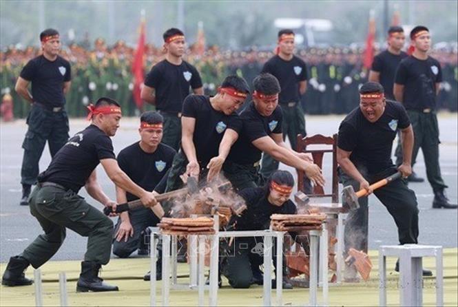 Lực lượng Cảnh sát cơ động biểu diễn khí công - một bài tập trong huấn luyện sẵn sàng chiến đấu tại Lễ kỷ niệm 50 năm ngày truyền thống lực lượng Cảnh sát cơ động (15/4/1974 - 15/4/2024). Ảnh: Dương Giang - TTXVN