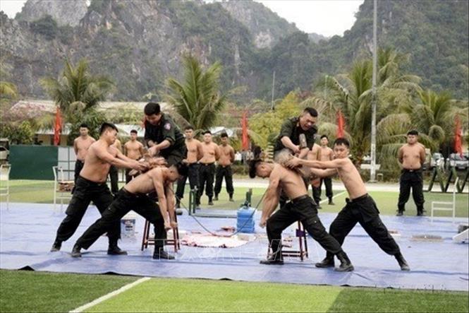 Chiến sĩ Trung đoàn Cảnh sát cơ động Công an tỉnh Quảng Ninh trình diễn khi công huấn luyện nâng cao (10/12/2021). Ảnh: TTXVN phát