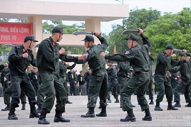 Tiểu đoàn Cảnh sát cơ động dự bị chiến đấu Công an tỉnh Hòa Bình biểu diễn môn võ thuật (19/5/2022). Ảnh: Thanh Hải - TTXVN