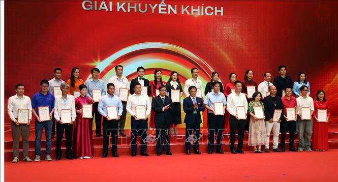 Ban tổ chức trao giải Khuyến khích cho các tác giả đoạt giải. Ảnh: Đức Hiếu - TTXVN