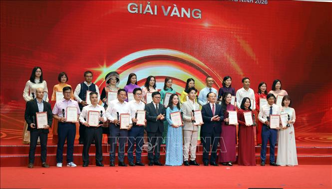 Ban tổ chức trao giải Vàng cho các tác giả đoạt giải. Ảnh: Đức Hiếu - TTXVN