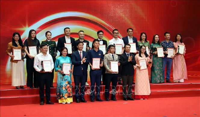 Ban tổ chức trao giải Bạc cho các tác giả đoạt giải. Ảnh: Đức Hiếu - TTXVN