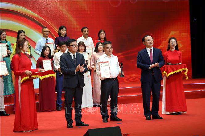 Ban tổ chức trao giải Vàng cho các tác giả đoạt giải. Ảnh: Đức Hiếu - TTXVN