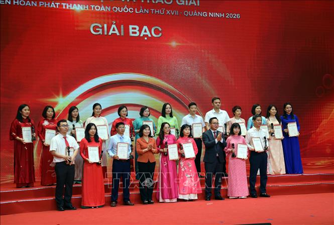 Ban tổ chức trao giải Bạc cho các tác giả đoạt giải. Ảnh: Đức Hiếu - TTXVN
