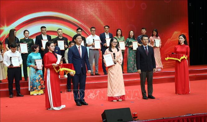 Ban tổ chức trao giải Bạc cho các tác giả đoạt giải. Ảnh: Đức Hiếu - TTXVN