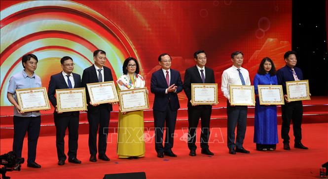 Ban tổ chức trao Bằng khen cho các đơn vị đóng góp cho thành công của liên hoan. Ảnh: Đức Hiếu - TTXVN