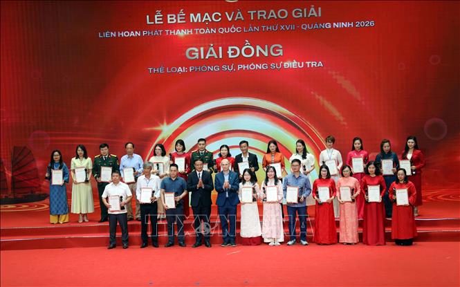 Ban tổ chức trao giải Đồng cho các tác giả đoạt giải. Ảnh: Đức Hiếu - TTXVN
